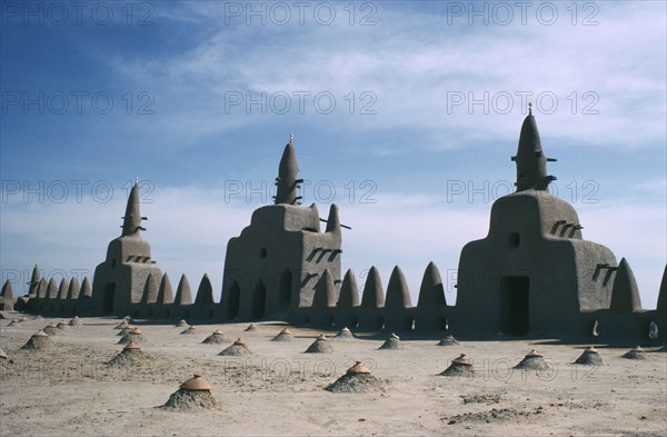MALI, Massina, Djenne, NOT IN LIBRARY View over the mosque rooftop covered in small mounds