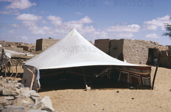 MAURITANIA, Chinguetti, NOT IN LIBRARY Tent pitched near old buildings