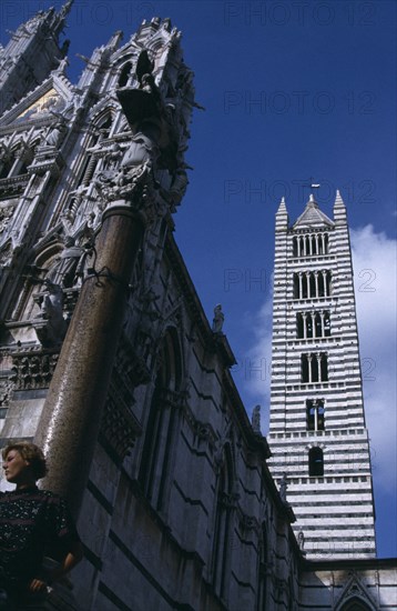 ITALY, Tuscany, Sienna, The front and side of the cathedral with the column of Romulus and Remus in the foreground