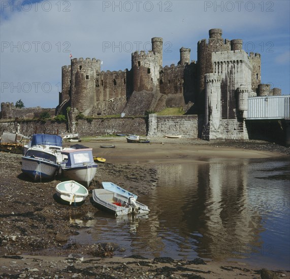 WALES, Gwynedd, Conwy, Conway Castle - boats