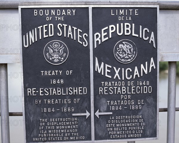 USA, Texas, Laredo, Bilingual boundary sign on International Bridge between Mexico and the United States