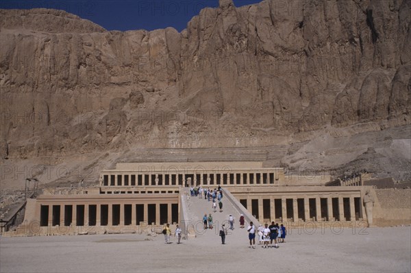 EGYPT, Luxor, Deir el-Bahri, Thebes with view of the Mortuary Temple of Hatshepsut with tourists