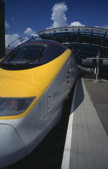 TRANSPORT, Rail, Channel Tunnel, Eurostar train at Waterloo Station platform.  Part view from front.