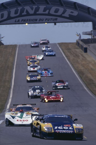 10068553 SPORT Motor Racing  Le Mans  Start lap at the Dunlop Bridge.