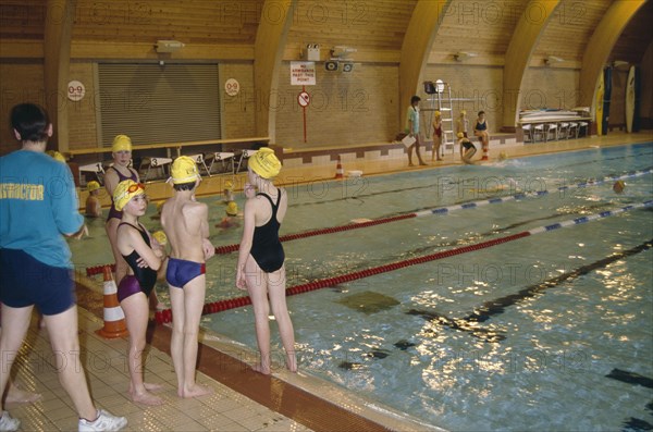 10070838 SPORT Water Swimming Children at indoor pool with swim instructor