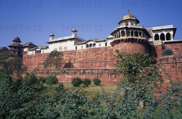 INDIA, Uttar Pradesh, Old Delhi, Red Fort and garden outside