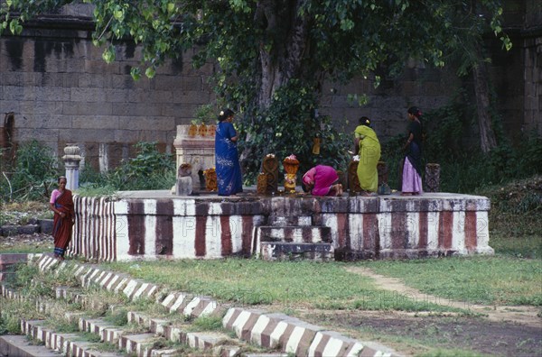 INDIA, Tamil Nadu, Kanchipuram, Devarajaswami temple dedicated to Vishnu and built by the Vijayanagar kings.  Women making offerings.