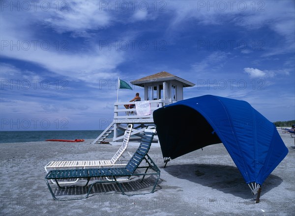 USA, Florida , Sarasota, Lido Beach. Sun Loungers and Lifeguard Hut on sandy beach