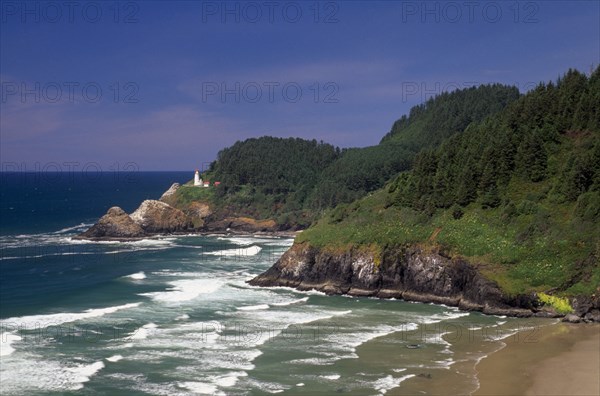 USA, Oregon, Heceta Head, View along the rocky coast to Heceta Head Lighthouse in the distance