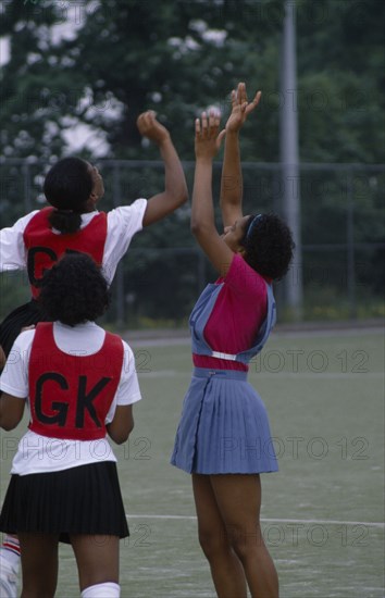 10098940 SPORT  Ball Games Netball Girls playing Netball