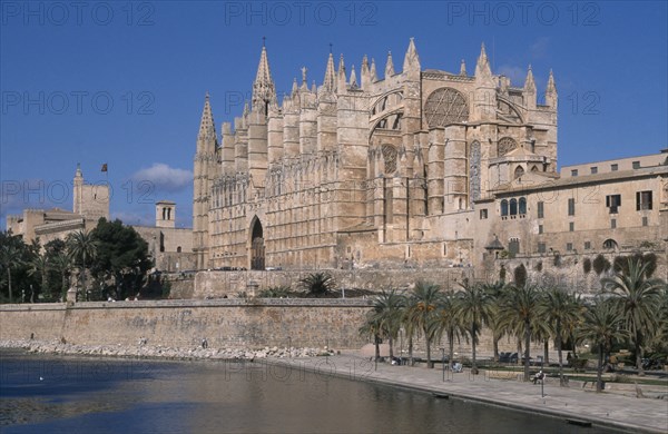 SPAIN, Balearic Islands , Majorca, Palma. La Seo Cathedral with the Almudaina Palace in the background