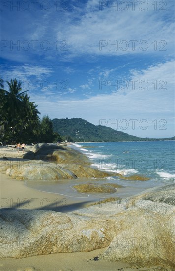 THAILAND, Surat Thani, Koh Samui, Lamai beach with rocks exposed at low tide