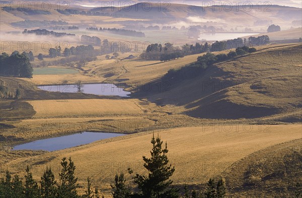 SOUTH AFRICA, KwaZulu Natal, Drakensberg, View across farmland