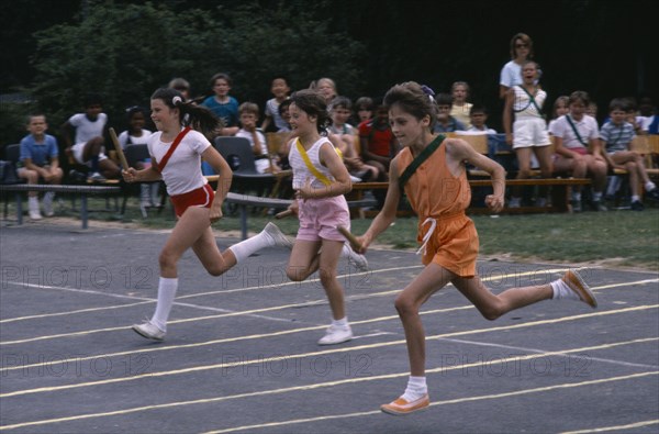 10070351 SPORT  Athletics Track Children competing in relay race.