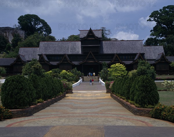 MALAYSIA, Penin East Coast, Malacca, The Sultans Palace. Tourist walking along the entrance path lined with small trees