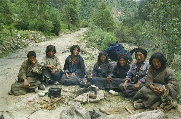 TIBET, People, Pilgrims having tea at roadside