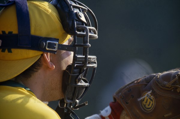 10056841 SPORT  Ball Games Baseball  Portrait of catcher wearing protective helmet with mask and golve.