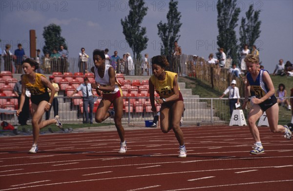 10051315 SPORT  Athletics Track event for teenage girls in school championships.