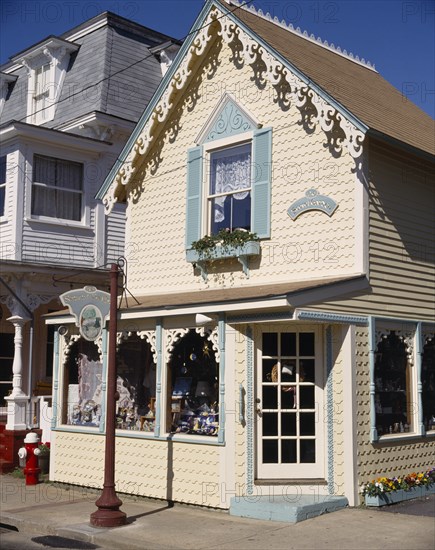 USA, Massachusetts, Marthas Vineyard, Oak Bluffs old town with yellow and green weatherboard shop on street corner