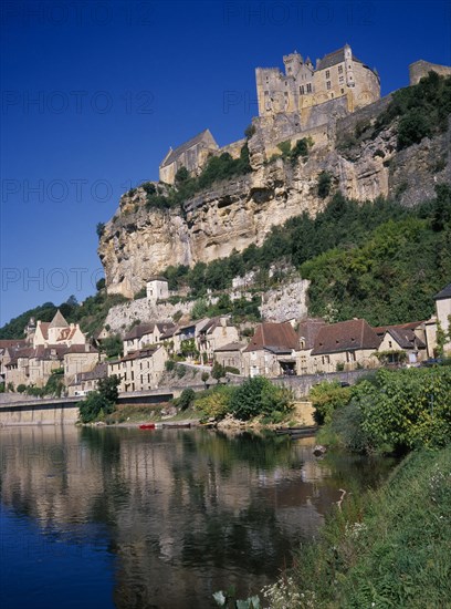 FRANCE, Aquitaine, Dordogne, "Beynac et Cazenac, medieval village and chateau on steep cliff overlooking the Dordogne."