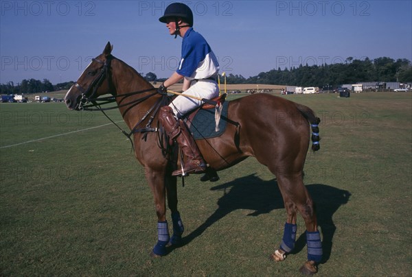 10038346 SPORTS Equestrian Polo Horse and rider at Cowdray Park during Pony change.