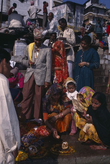 INDIA, Uttar Pradesh, Varanasi, Hindu wedding beside the Ganges