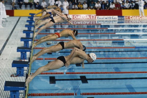 10044880 SPORT Water Sport Swimming Swimmers at race start