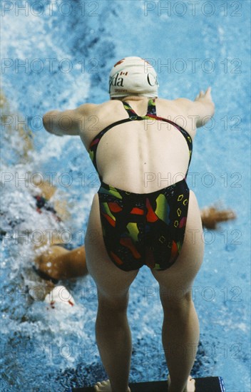 10044882 SPORT Water Sport Swimming Female swimmer at race start in relay event