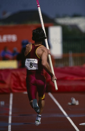 10037066 SPORT Athletics Pole Vault Okker Britts of the USA seen from behind in run up to the jump.