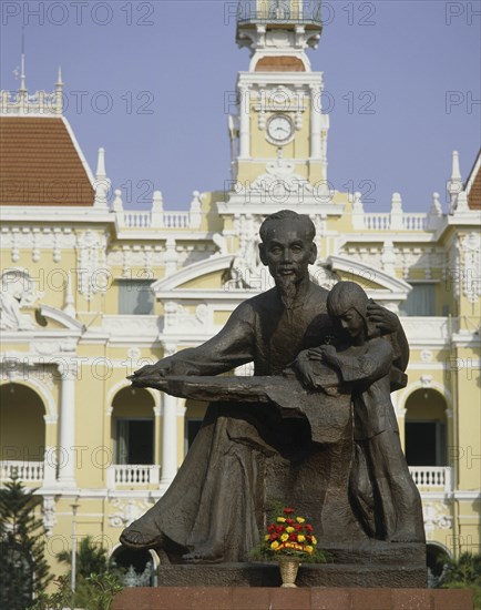 VIETNAM, South, Ho Chi Minh City, Bronze statue of Ho Chi Minh outside the town hall Hotel de Ville in old Saigon