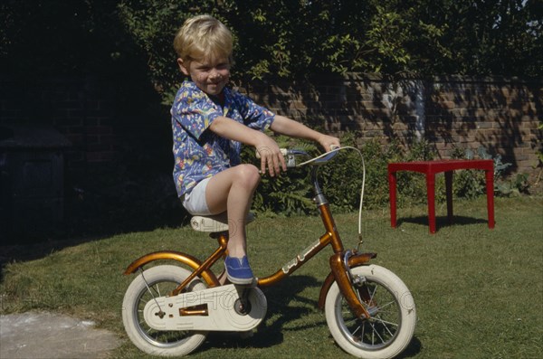 10037909 CHILDREN Leisure Bikes Young boy riding a bicycle.