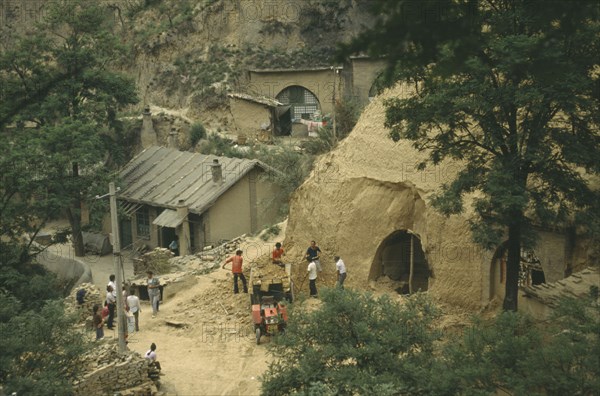 CHINA, Shaanxi Province, Yanan, Building cave House