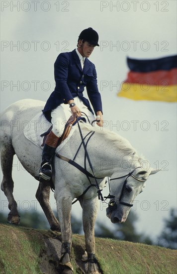 10034028 SPORT Equestrian Showjumping Horse and rider on grassy mound at Hickstead Derby