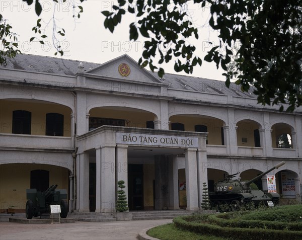 VIETNAM, North, Hanoi, Bao Tang Quan Doi Army Museum exterior with tank and gun on display at the entrance.