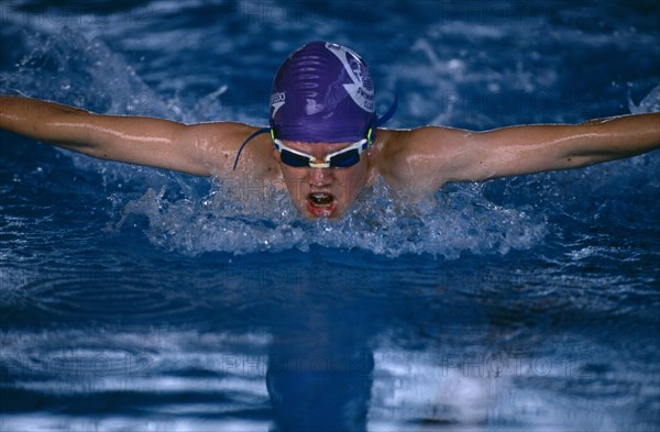 10018123 SPORT Water Sport Swimming Male swimmer doing butterfly stroke