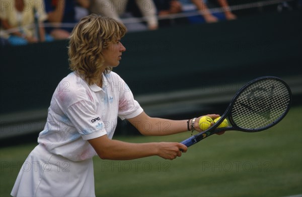 10012472 SPORT Tennis Womens Steffi Graf playing at Wimbledon 1987. Threequarter view in profile to the left  about to serve.