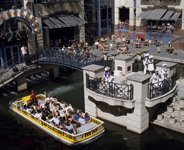 USA, Texas, San Antonio, River Walk at the River Centre and pleasure boat on the Paseo del Rio