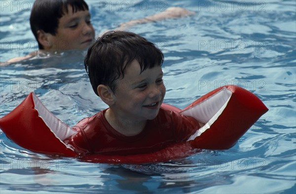 10013162 SPORT Water Sport Swimming  Child wearing water wings in swimming pool
