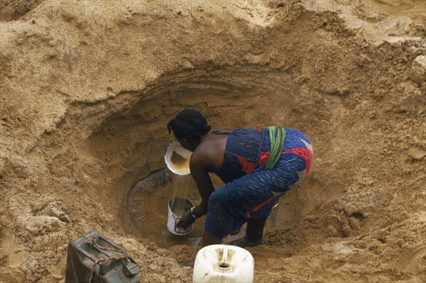 KENYA, Drought, NOT IN LIBRARY Boran woman digging for water in the sand of a dry river bed