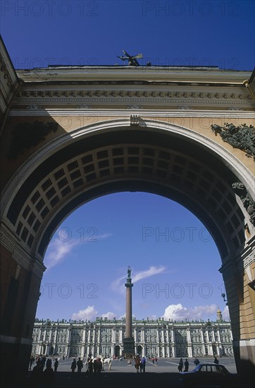 RUSSIA, St Petersburg, The Hermitage, The Winter Palace and Palace Square seen through the Admiralty Arch