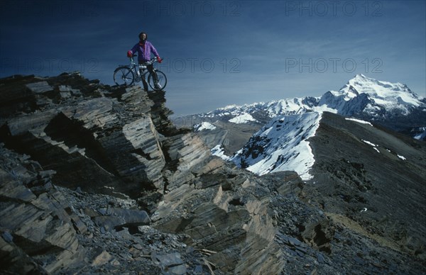 10124293 SPORT Cycling Cyclist with mountain bike on Chacultay snow mountain peak in Boliva
