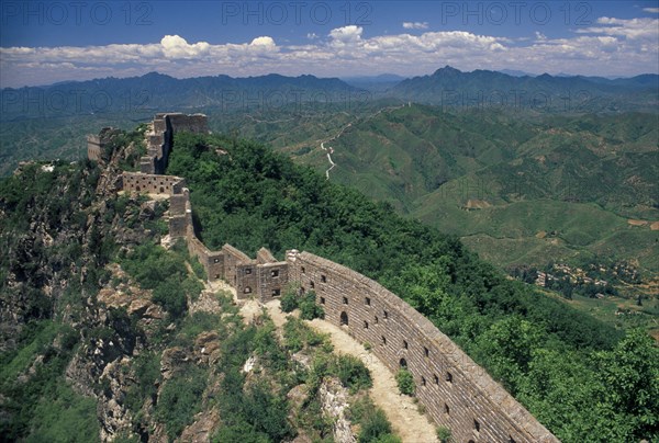 CHINA, Hebei, Simatai, Thin section of the Great wall near Beijing disappearing into the distant hills