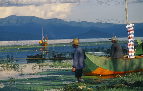 CHINA, Yunnan, Dali , Er hai Lake.  Fishermen and boats.