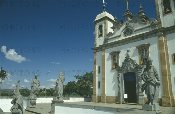 BRAZIL, Congonhas, O Santuario de Bom Jesus de Matosinhos with some of the twelve statues of prophets sculpted by Aleijadinho standing outside