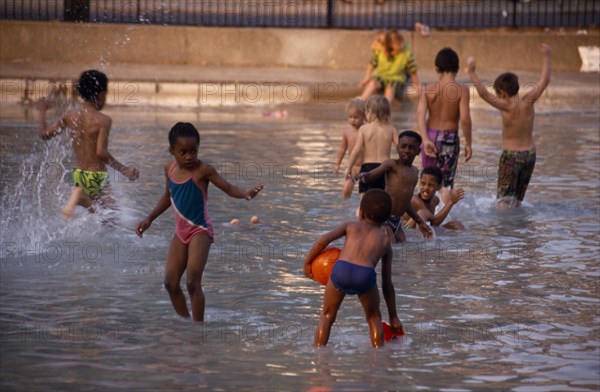 10001967 ENGLAND London Clapham Multi-racial group of young children playing in paddling pool