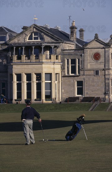 20006178 SPORT Ball Games Golf Golfer standing on green outside St. Andrews golf course clubhouse