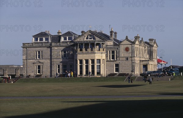 20006179 SPORT Ball Games Golf Golfers on green outside St. Andrews golf course clubhouse