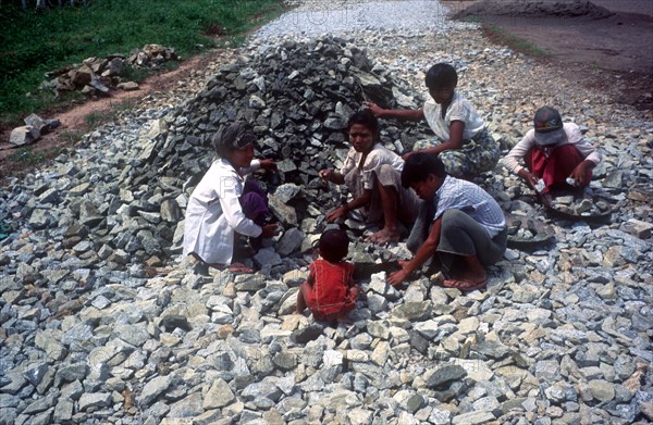 MYANMAR, Taukkyan, Enforced child labour along the road to Pegu from Taukkyan.
