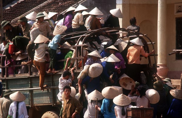 VIETNAM, Dong Ho, Crowded local bus.