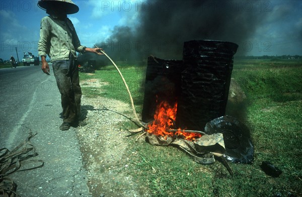 VIETNAM, Work, Road builder working on the road between Hanoi and Haiphong.